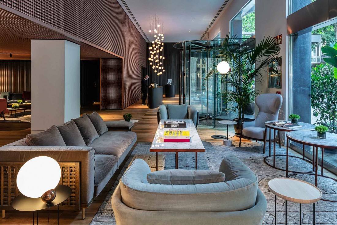 Design contemporain et atmosphère chaleureuse dans le lobby du Sir Victor © Amit Geron