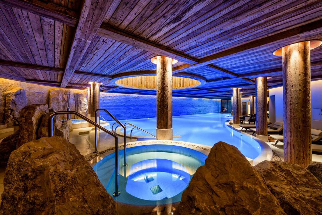 La grande piscine intérieure du spa Six Senses, le seul de la marque en Suisse © The Alpina Gstaad