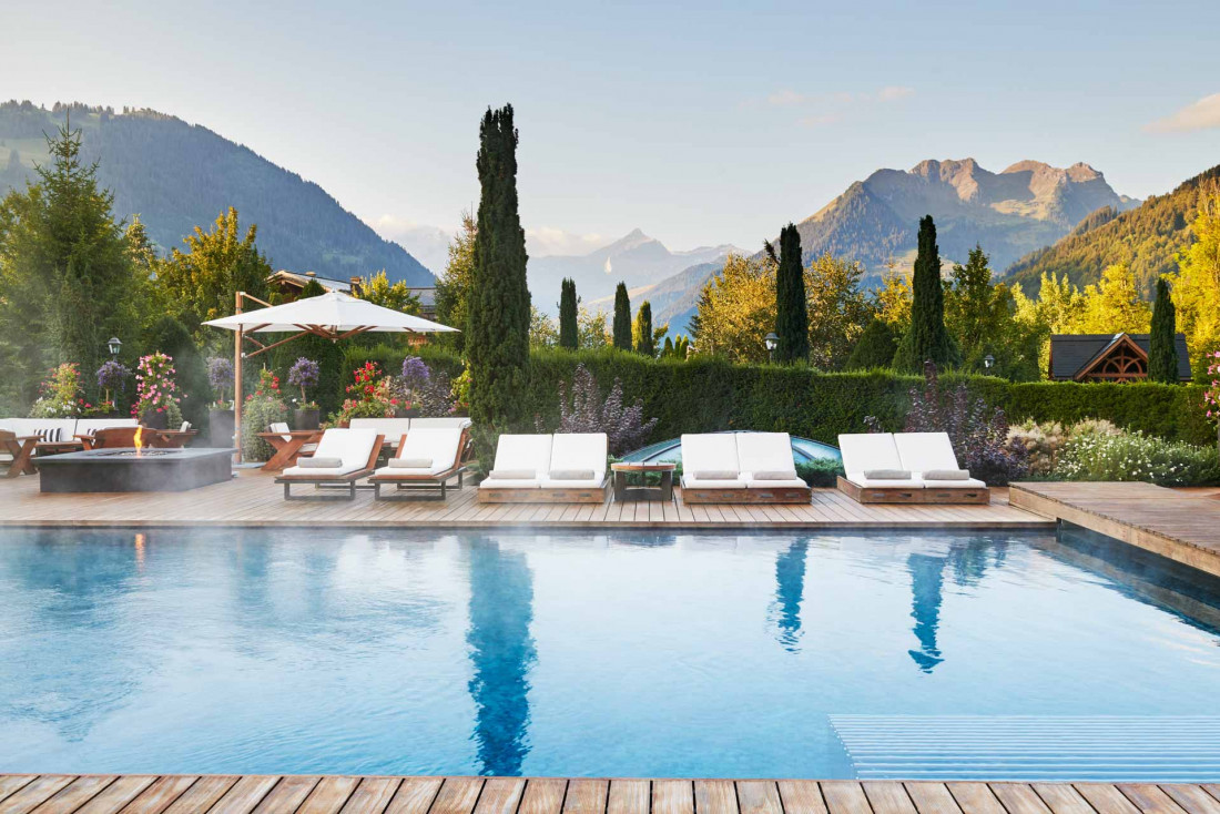 La piscine extérieure de l'Alpina © The Alpina Gstaad