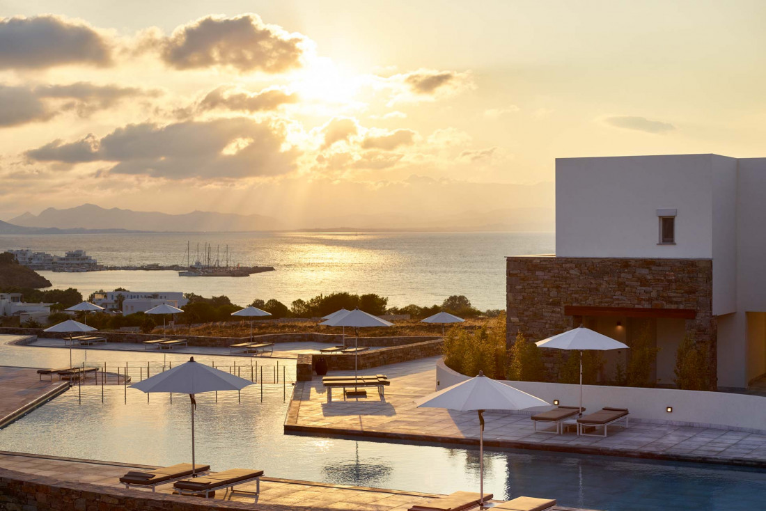 Lever de soleil sur la piscine principale de l'hôtel © Summer Senses Paros
