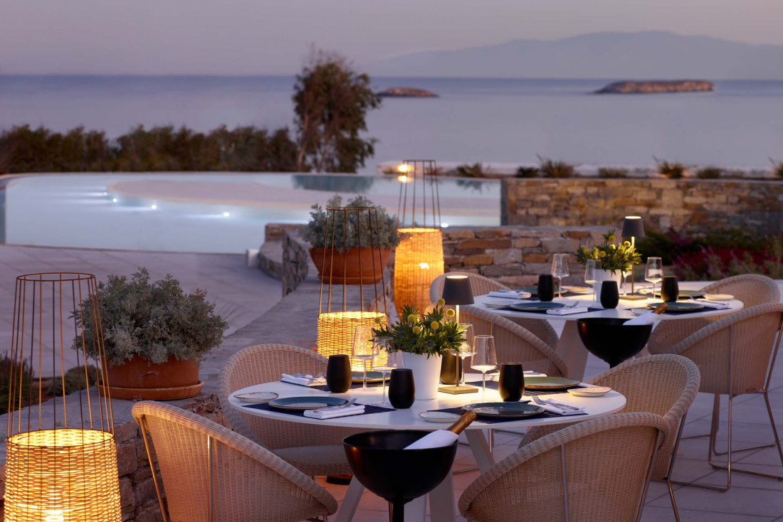 Le restaurant Galazia Hytra © Summer Senses Paros