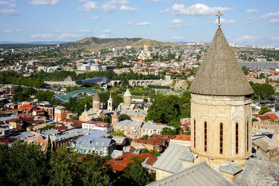 Vue sur la Tbilissi depuis les hauteurs de la ville. Au premier plan l'église Saint George (Kldisubani) © MB/YONDER.fr