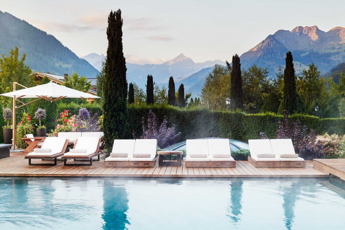 Piscine extérieure de l'hôtel Alpina Gstaad © The Alpina Gstaad - Michael Sinclair Studio