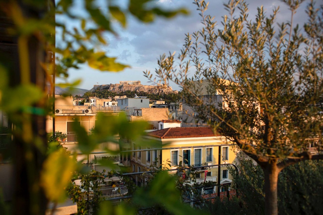 Vue sur Athènes et l'Acropole au loin depuis le Roof Garden de The Foundry © DR