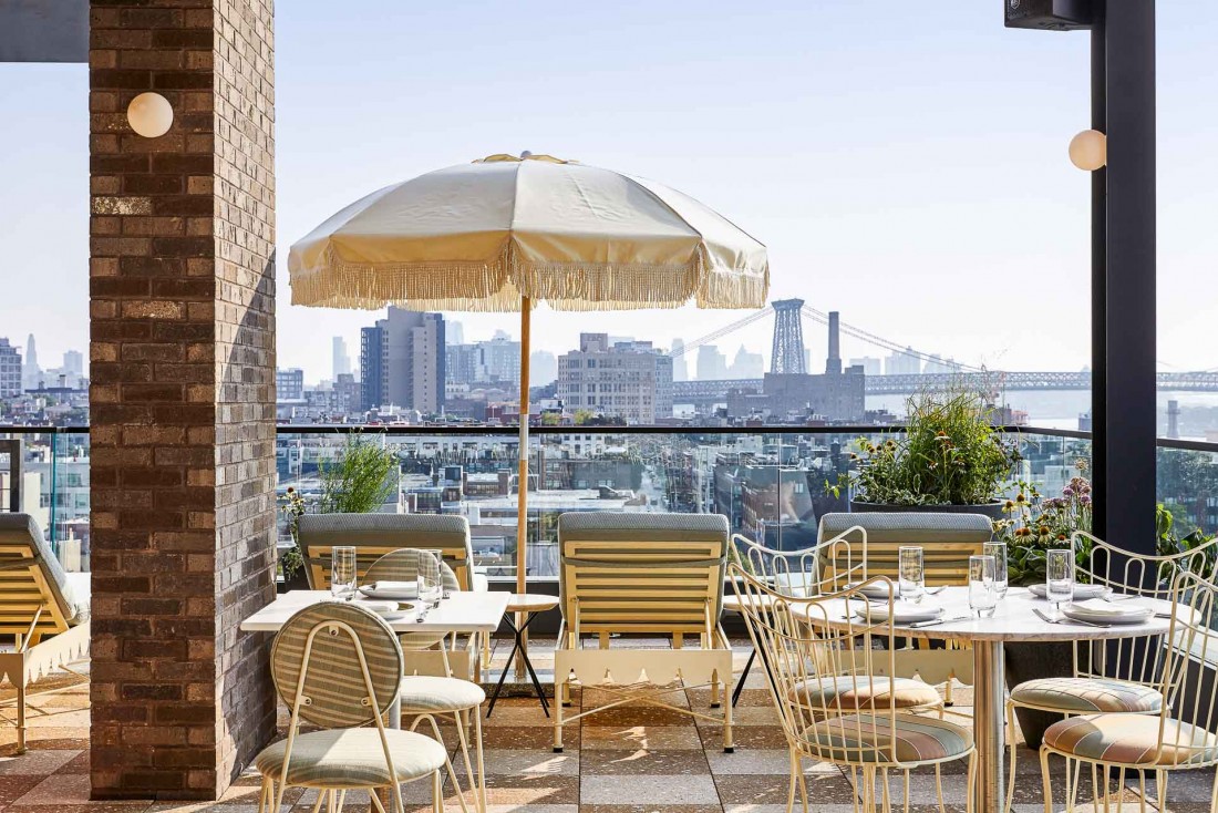 Summerly, restaurant en open air situé sur le rooftop, offre une vue imprenable sur les toits de Manhattan dans une ambiance estivale © DR