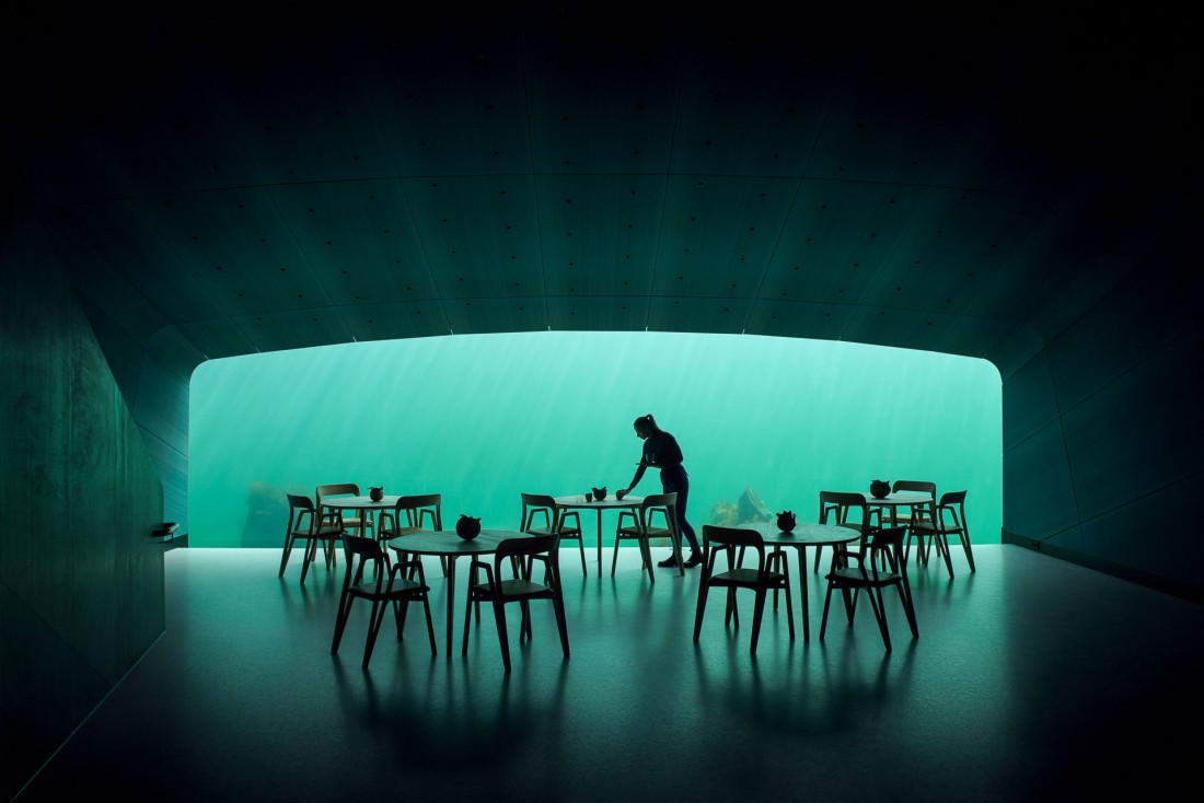 La salle à manger du restaurant Under à Lindesnes, Norvège © Ivar Kvaal