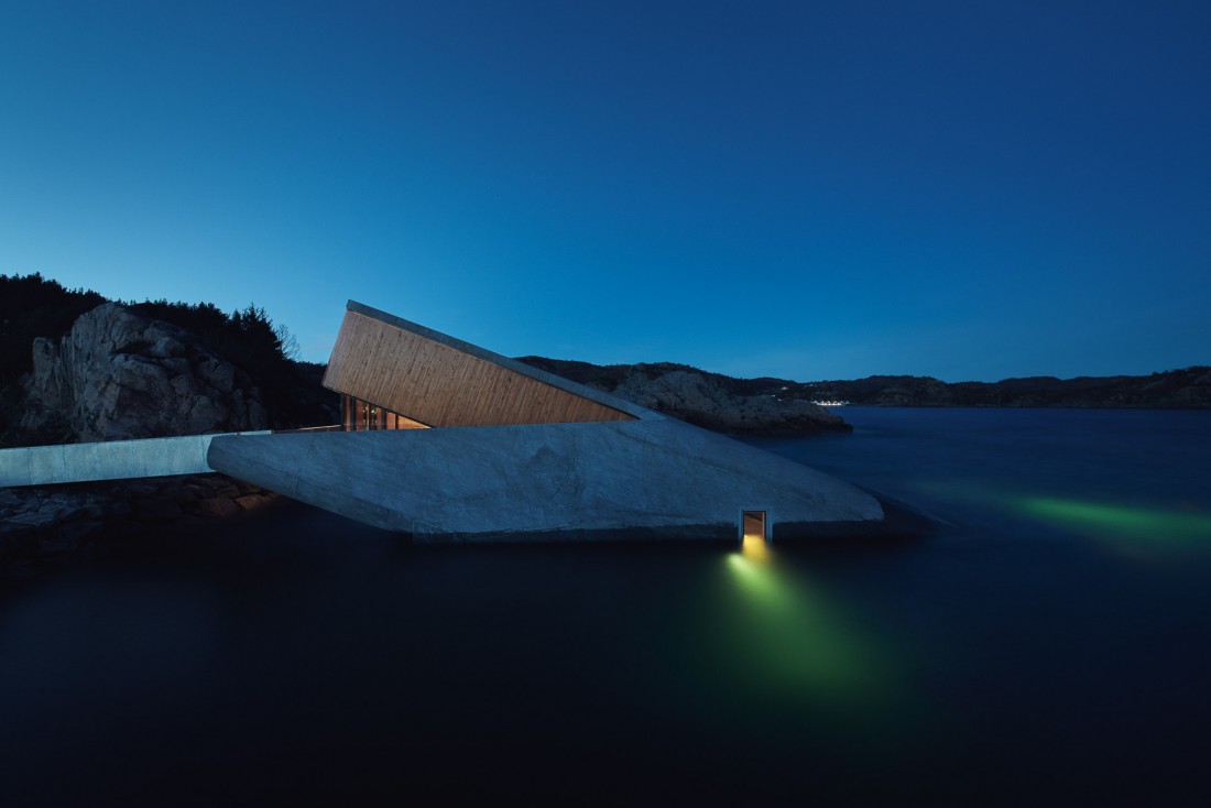 Le restaurant Under à Lindesnes, Norvège vu de nuit © Ivar Kvaal