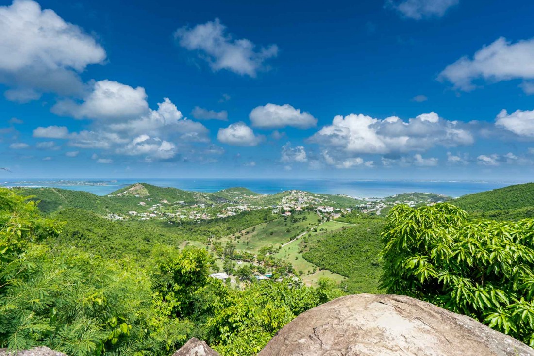 La vue depuis les collines de Saint-Martin donne sur l'Océan Atlantique et la mer des Caraïbes © Dutch Sint Maarten Tourism Board