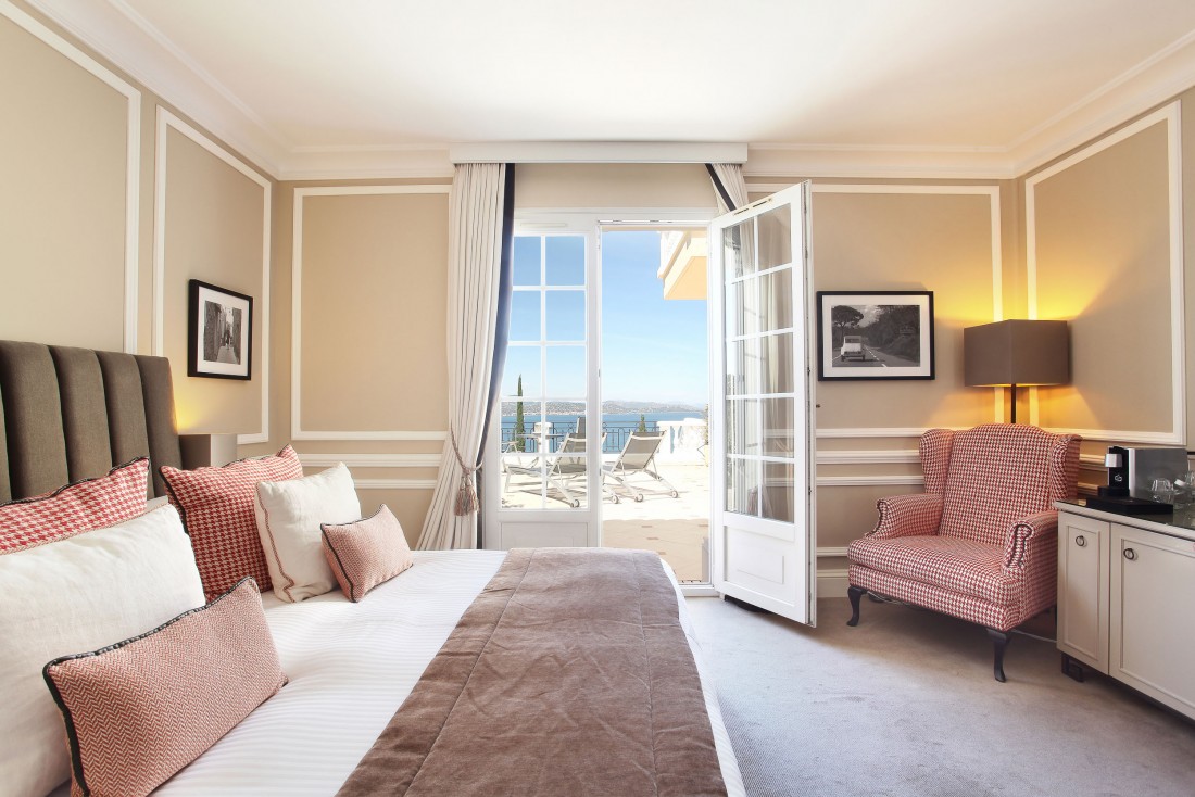 Les chambres avec vue mer offrent un moment suspendu sur les hauteurs de Gassin © Villa Belrose