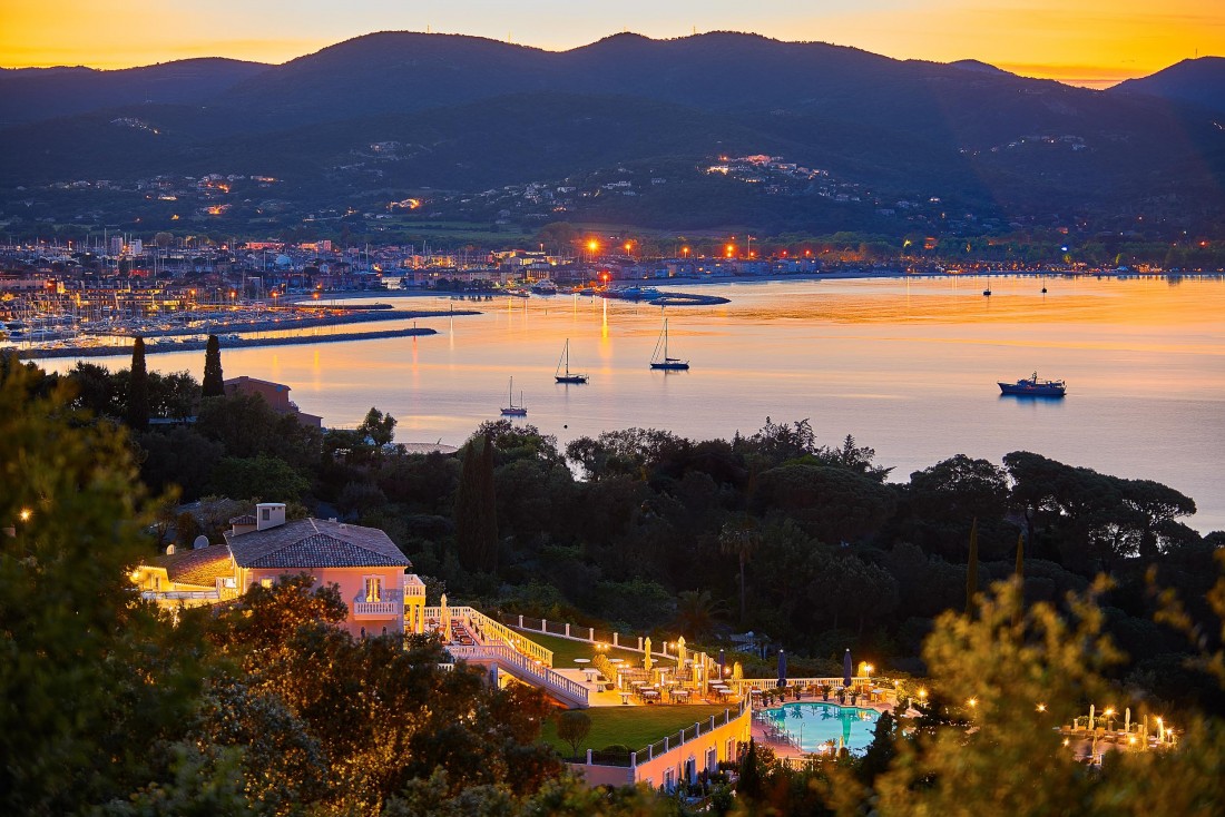 Vue sur le golfe de Saint-Tropez au coucher de soleil © Villa Belrose