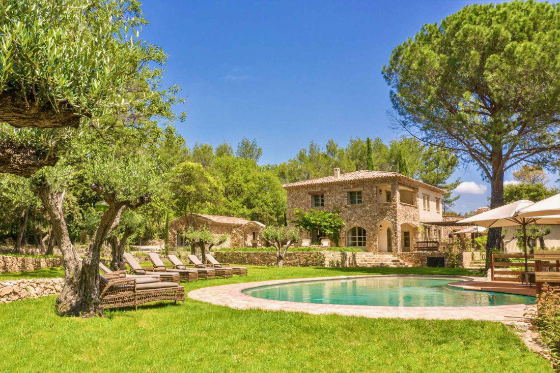 Parmi les plus beaux hôtels de Provence, on pose nos valises dans les villas du Château de Berne