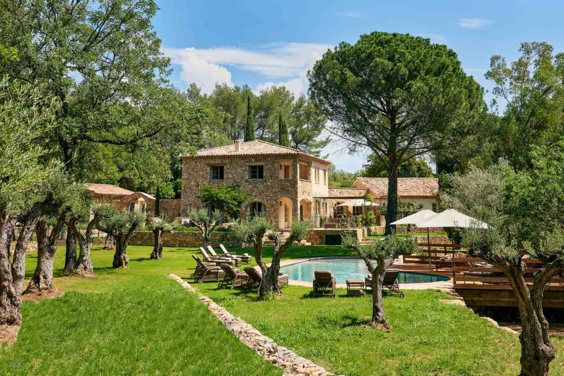 Le Château de Berne et ses villas, point de départ de notre itinéraire en Provence © Anthony Lanneretonne