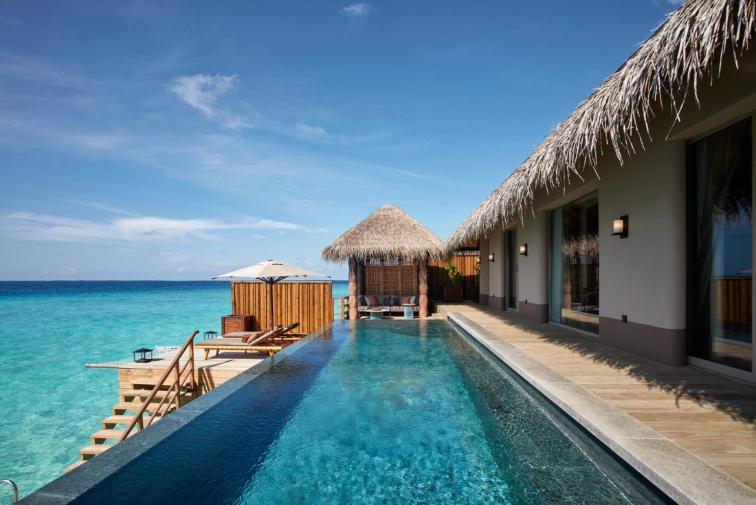 JOALI Maldives : une Water Villa avec piscine et son deck pour lézarder au soleil. © DR