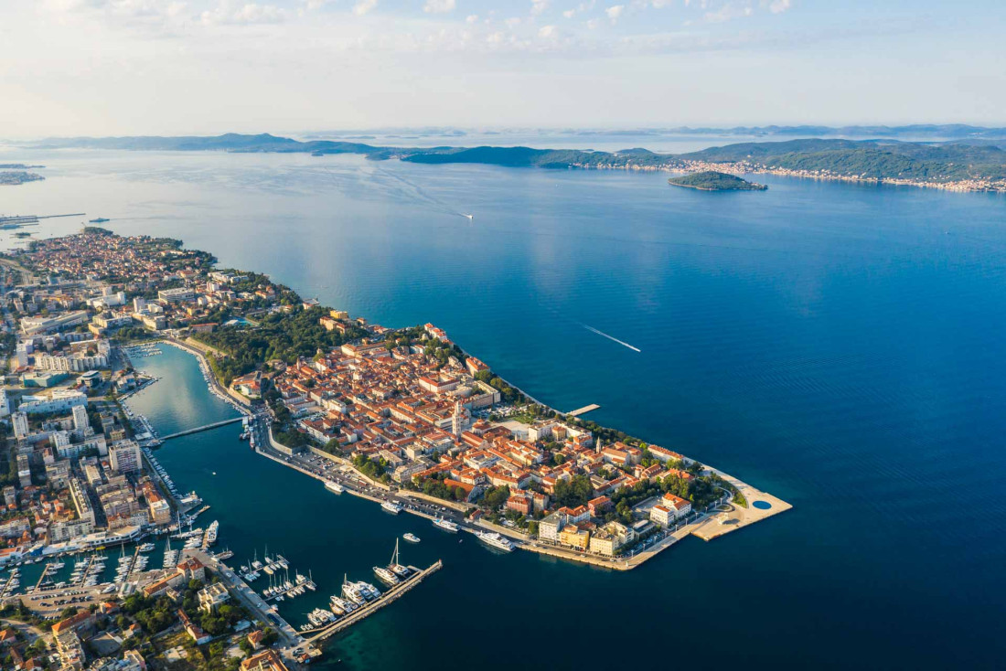 On accoste dans le port de Zadar © F Simicev