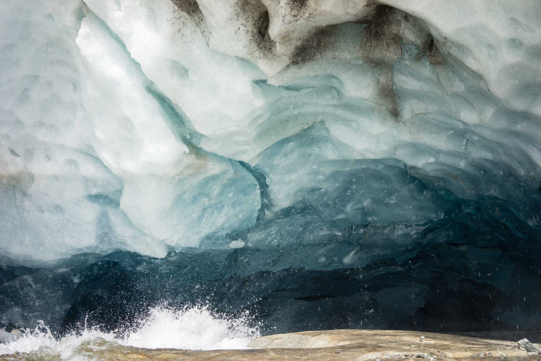Le dessous du glacier révèle l'incroyable palette de couleurs que peut prendre la glace © DB|YONDER.fr