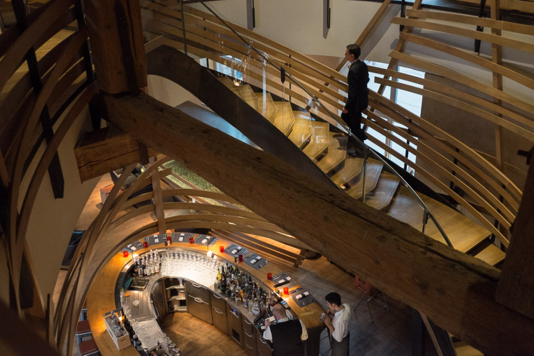 Le bar et le majestueux escalier dessiné par Join et Manku.