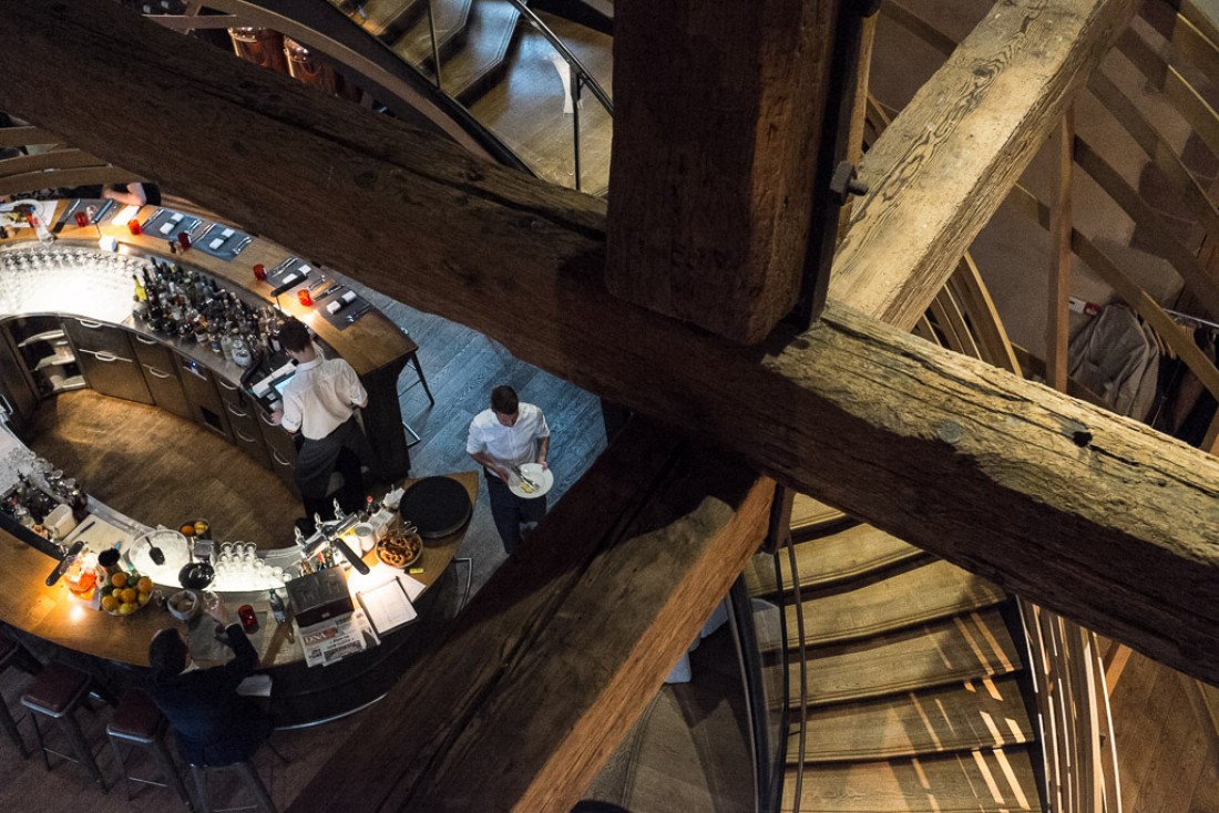 Vue du bar et de l’escalier depuis le premier étage.