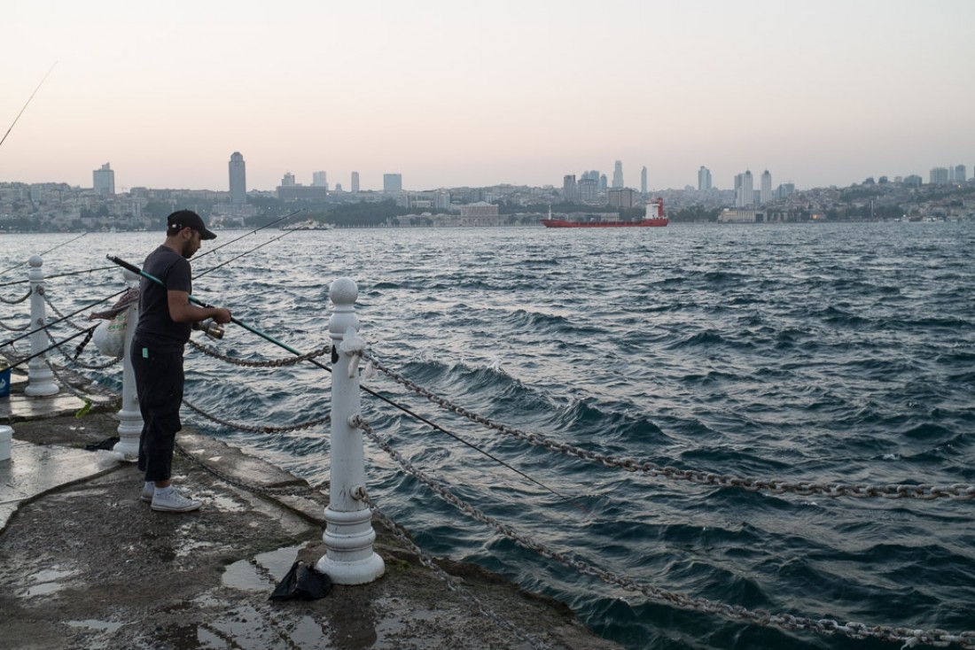 Pêcheur à Üsküdar sur la rive asiatique. © Yonder /DB