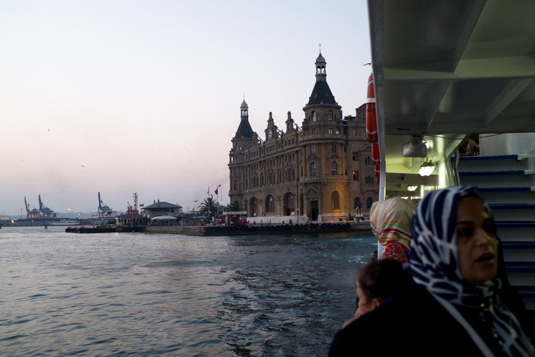 En ferry sur le Bosphore, ici près de la gare d’Haydarpaşa sur la rive asiatique. © Yonder /DB