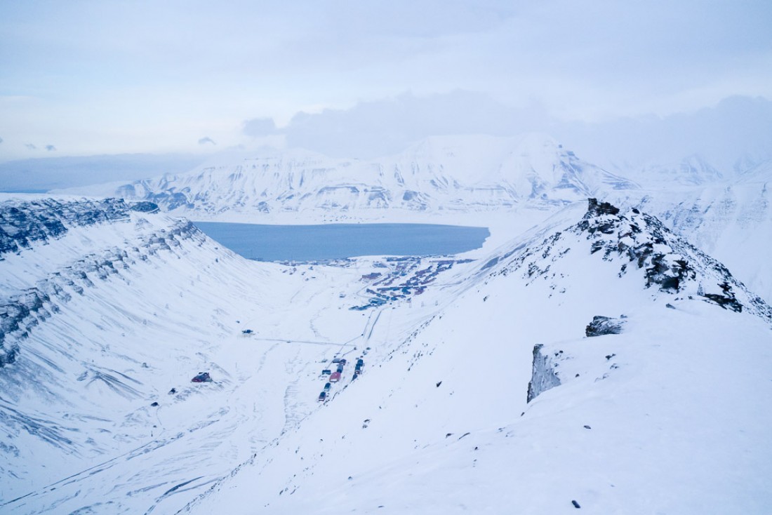 Vue sur Longyearbyen et Adventfjorden depuis Sarkofagen, le but de notre randonnée en raquettes.