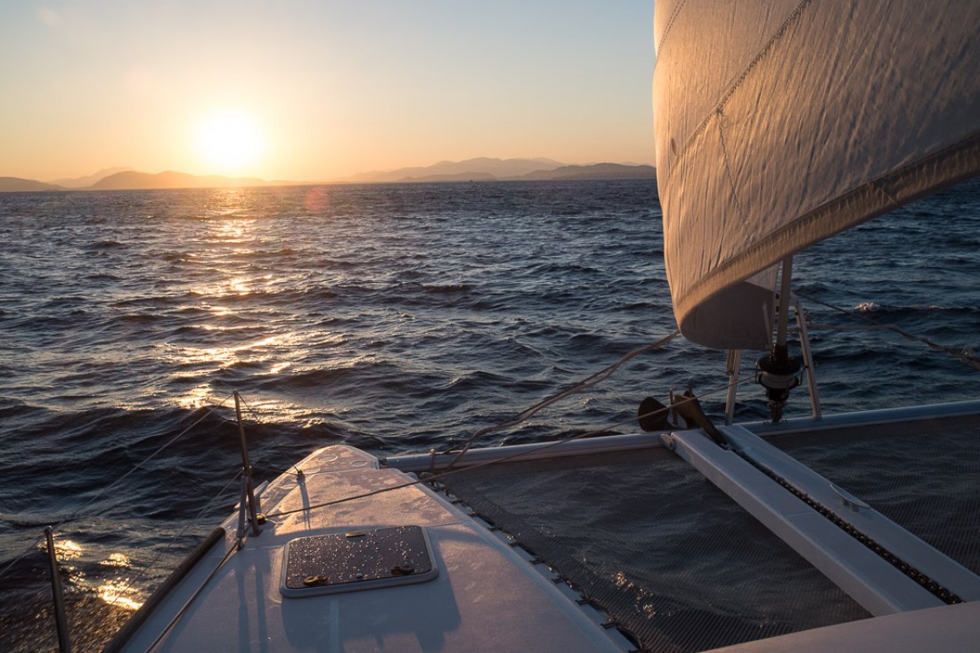 Coucher de soleil dans la riviera à bord du catamaran de Sailing Athens.