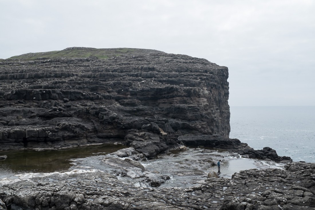 Au dessus de la chute de Bøsdalafossur, à l’extrémité du lac de Leitisvatn. © Yonder / DB