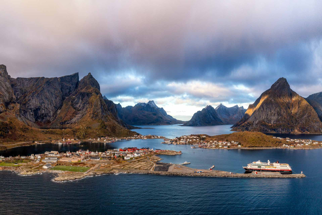 L'Express Côtier de Norvège dans les Lofoten © Tommy Simonsen