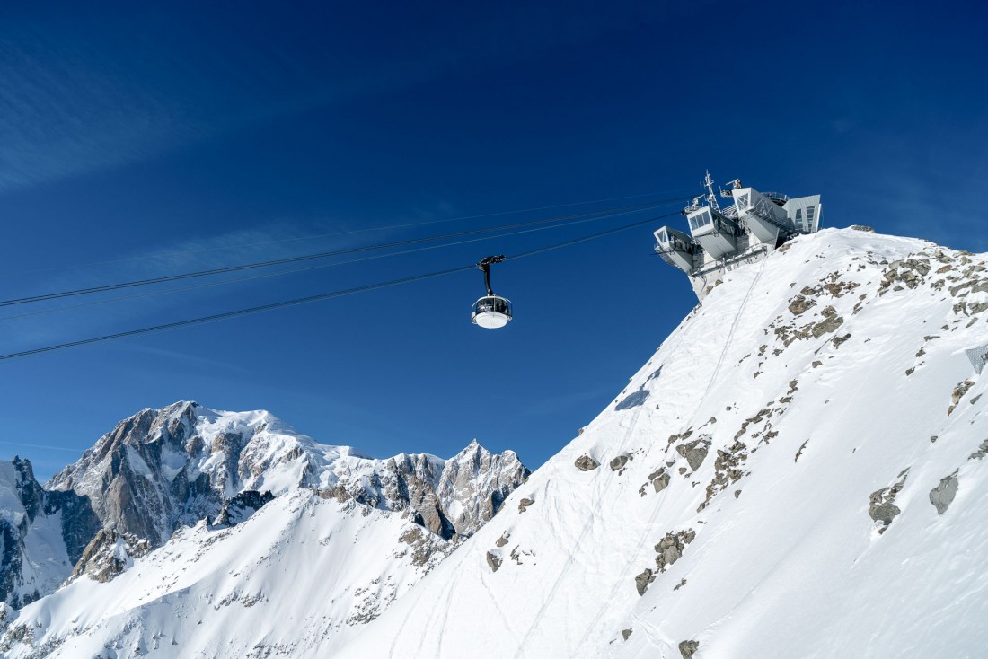 L'impressionnante montée par le téléphérique Skyway avec vue sur le Mont Blanc. © Vallée d'Aoste Tourisme
