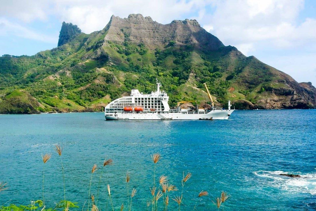 Dans les Marquises, l'Aranui ravitaille les îles et transporte aussi des passagers pour une croisière hors du commun © YONDER.fr
