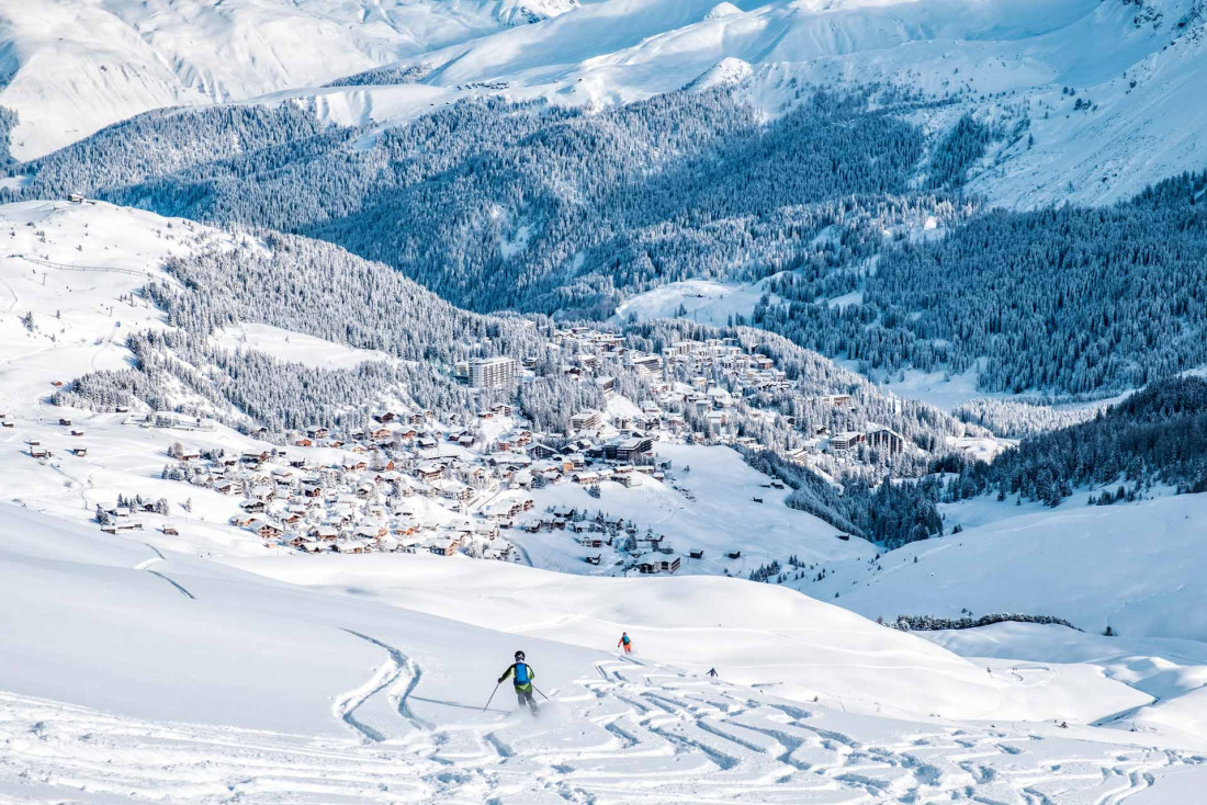 Ski dans les Alpes suisses à Arosa © AdobeStock