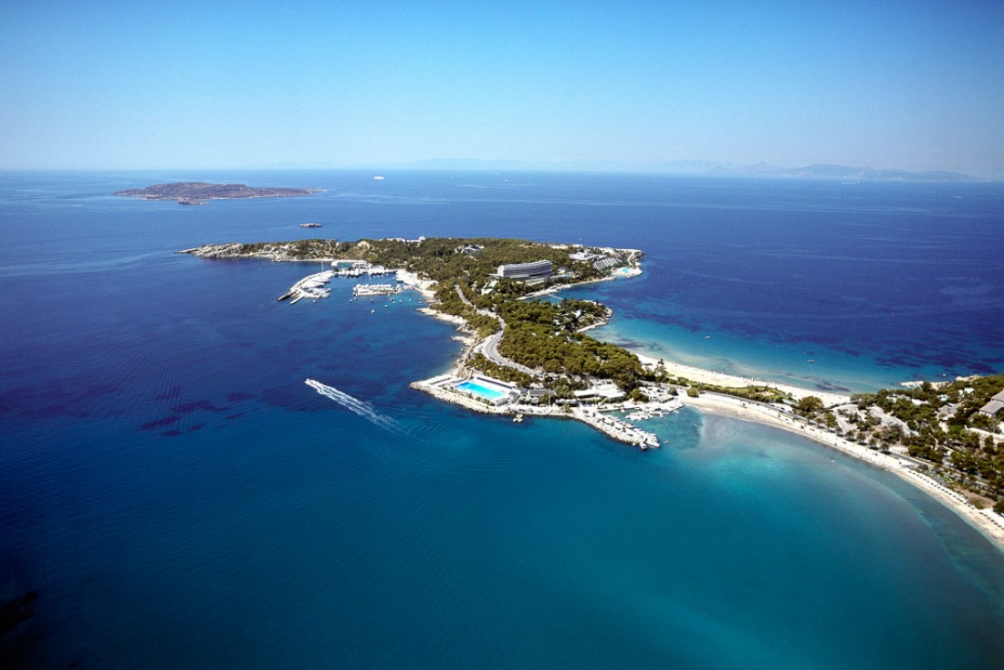 A quelques km au sud d’Athènes, la péninsule de Mikro Kavouri occupée par l’##Astir Palace@@http://www.astir-palace.com/ ; la baie de Vouliagmneni est l’un des stops de la balade en catamaran de Sailing Athens.  | © Starwood Hotels. 