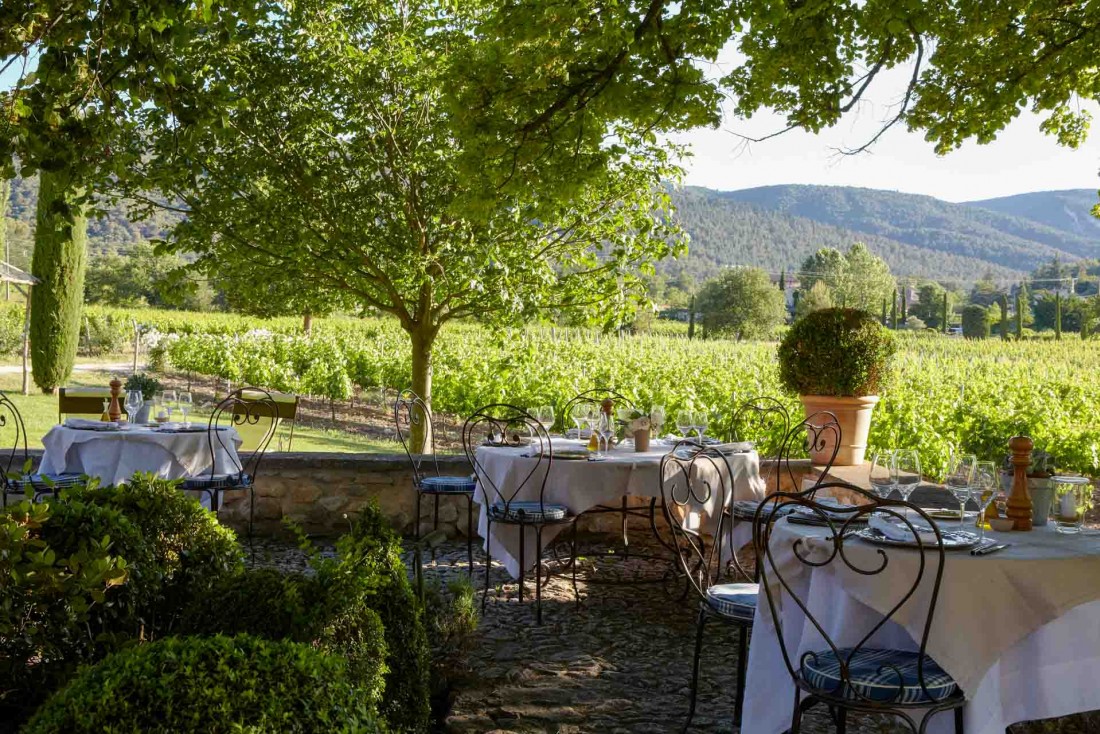 Le restaurant ombragé de la Bastide de Marie © MP. Morel