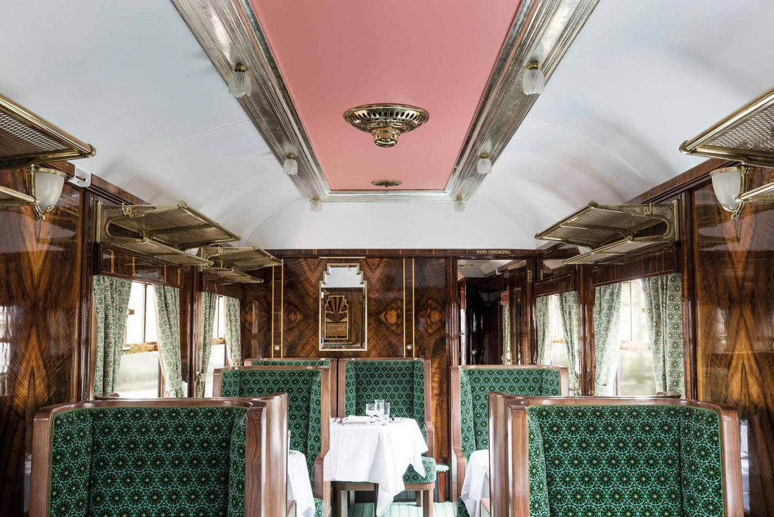 Les British Pullman décoré par Wes Anderson, représentatifs du renouveau du voyage en train © Belmond - Nicolas Receveur