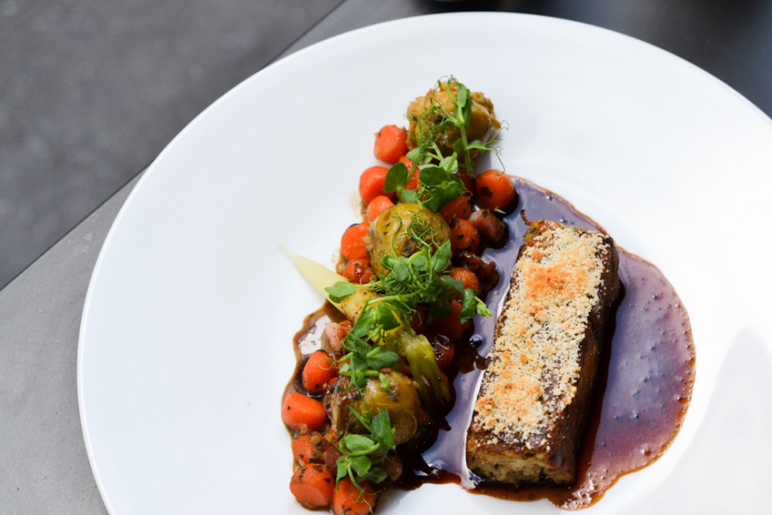 Pressé de travers de Porc Ibérique, choux de Bruxelles, carottes glacées © Mélissa Leroux