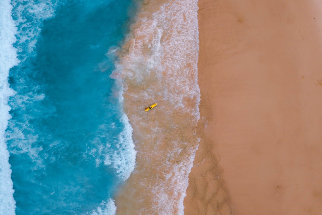 Surfeur sur la célèbre plage de Bondi Beach © Janelle Soto