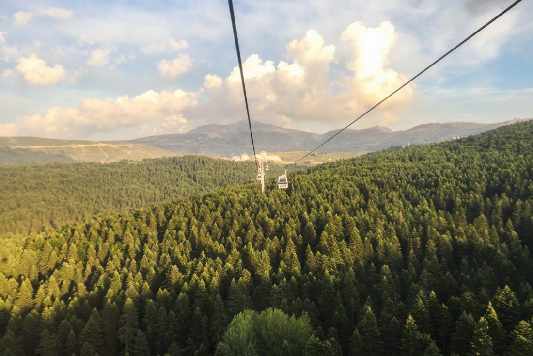Survol des forêts de sapin à bord du spectaculaire Bursa Teleferik © Yonder.fr