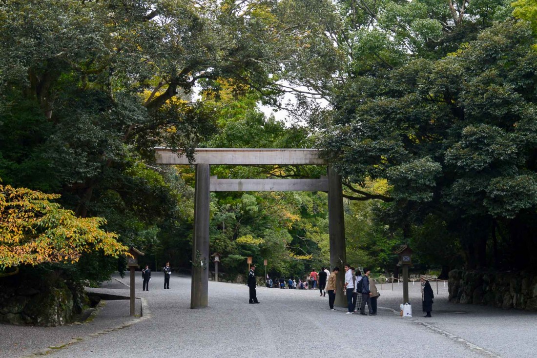 Un torii dans le sanctuaire d’Ise-Jingu sépare l'espace sacré du profane. © Pierre Gunther