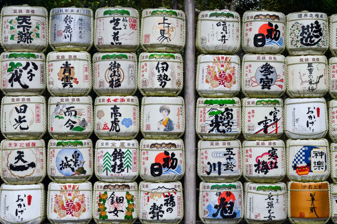 Des kazaridaru, tonneaux destinés au stockage du saké, sont offerts au temple en offrande. © Pierre Gunther