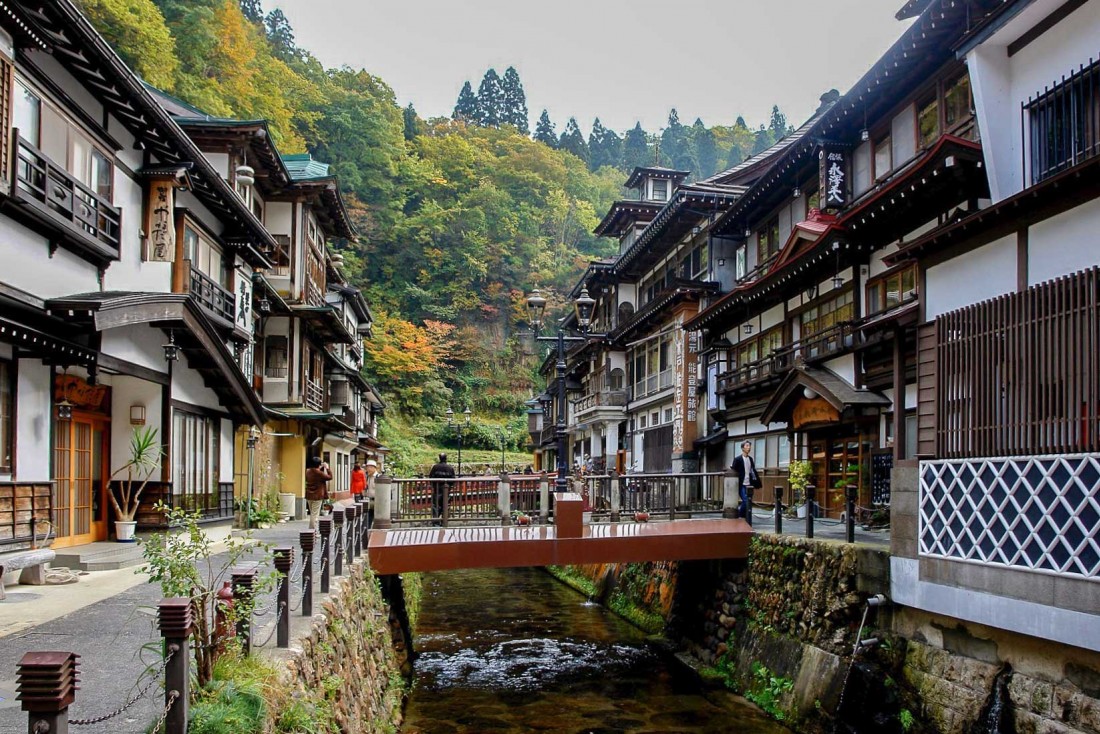 Le charmant village thermal de Ginzan onsen dans les montagnes. 