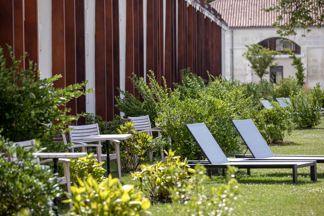 Tranquillité et verdure dans les jardins de l'hôtel Chais Monnet © Grégoire Gardette