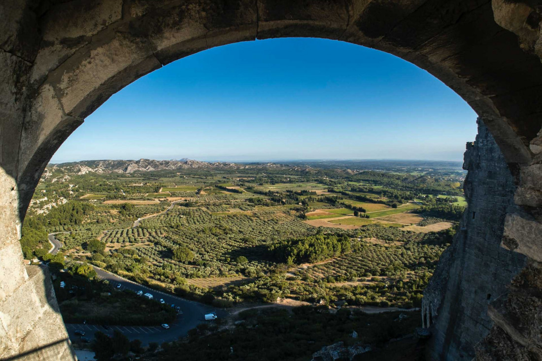 La vue sur les vignes et les oliviers depuis le château des Baux-de-Provence © Jaakko Kemppainen