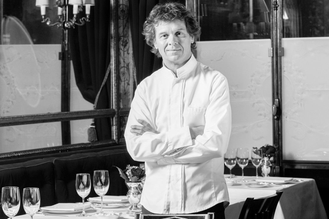 Le chef Guy Martin dans son établissement mythique du Grand Véfour © DR