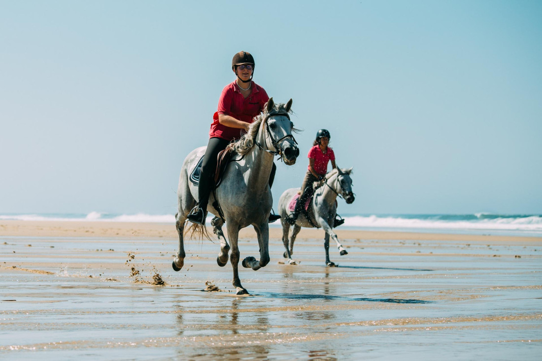 Profiter du vent dans les cheveux sur la plage © Sebastien Chebassier