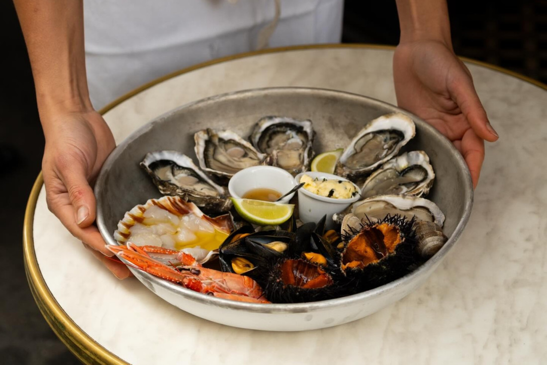 Plateau de fruits de mer au restaurant Comptoir sur mer à Paris © DR