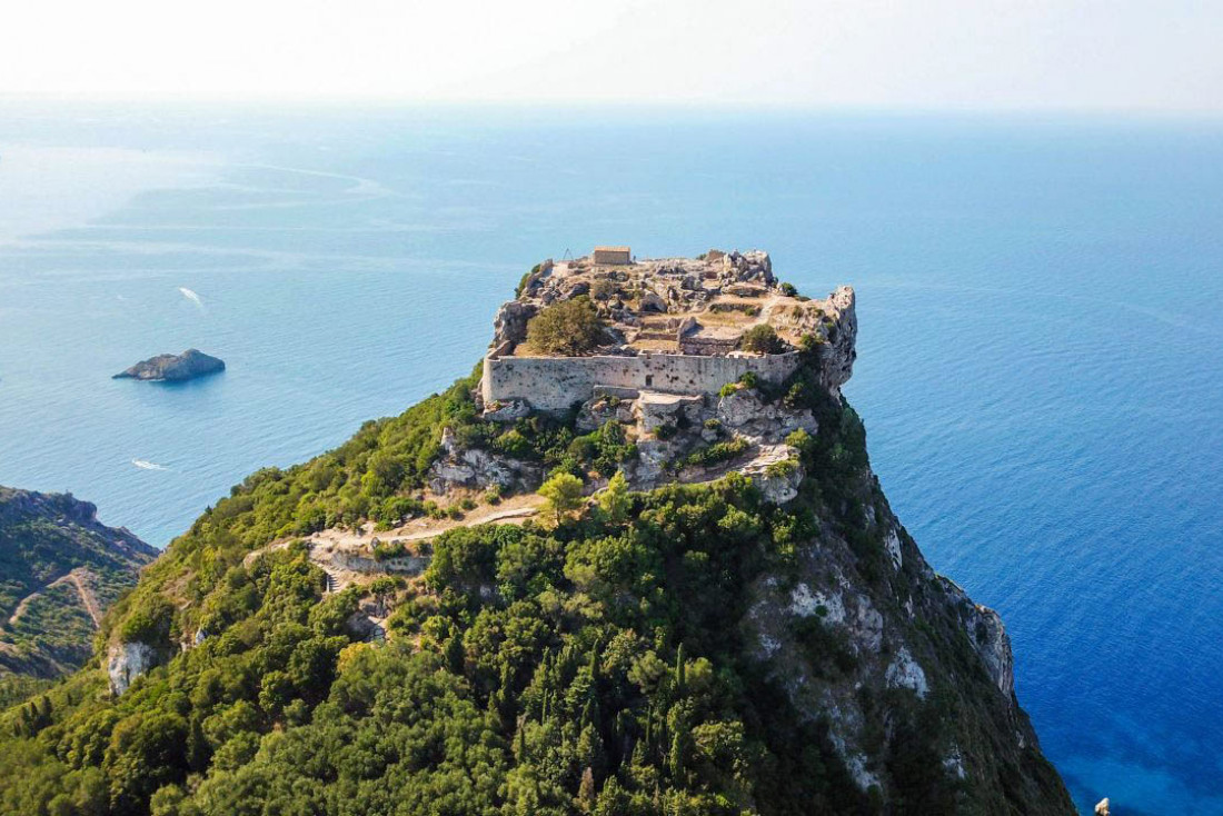 Le château fort byzantin d'Angelókastro, l'un des vestiges architecturaux les plus imposants des îles Ioniennes © shutterstock