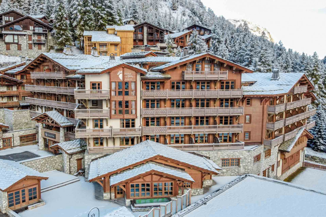 Bien que sa construction soit récente, l'hôtel est bien intégré dans le paysage alpin de Val d'Isère © Les Barmes de l'Ours