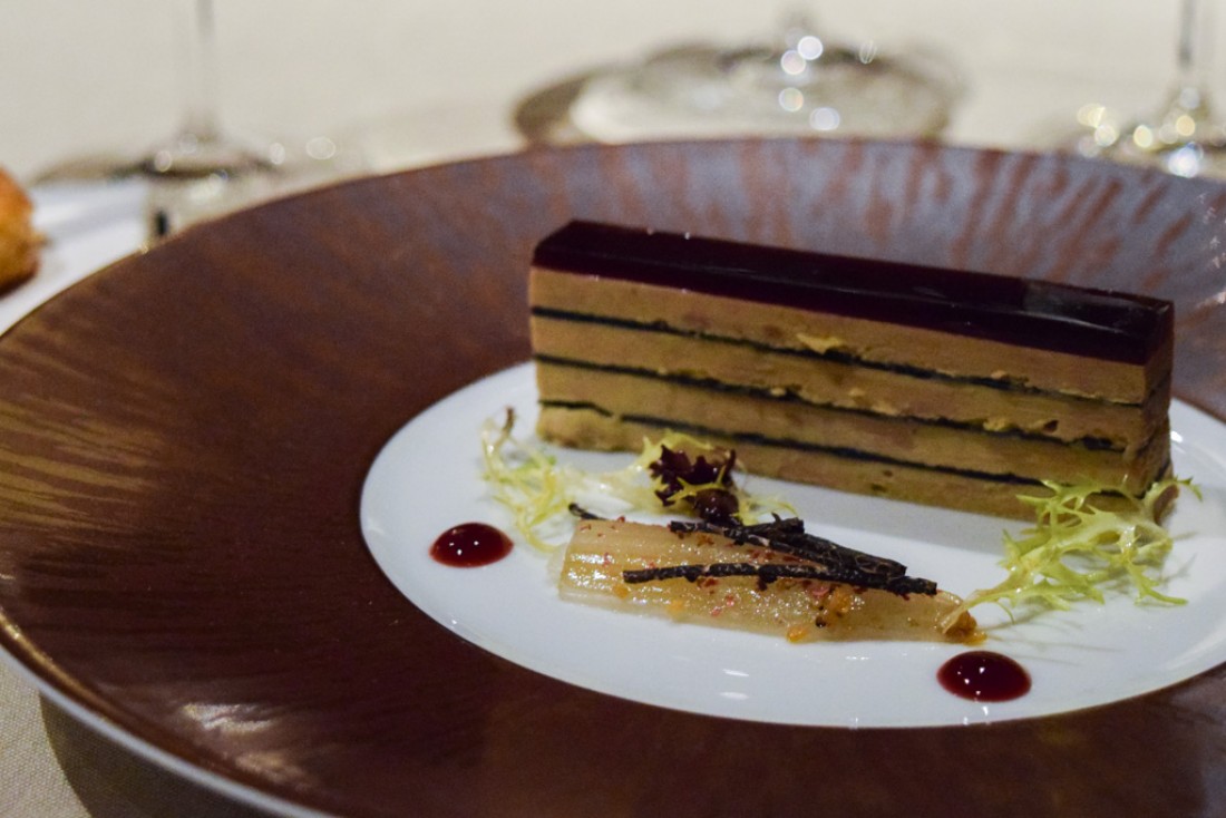 Le foie gras façon Opéra, l'une des entrées phares de la carte d'hiver © Yonder.fr