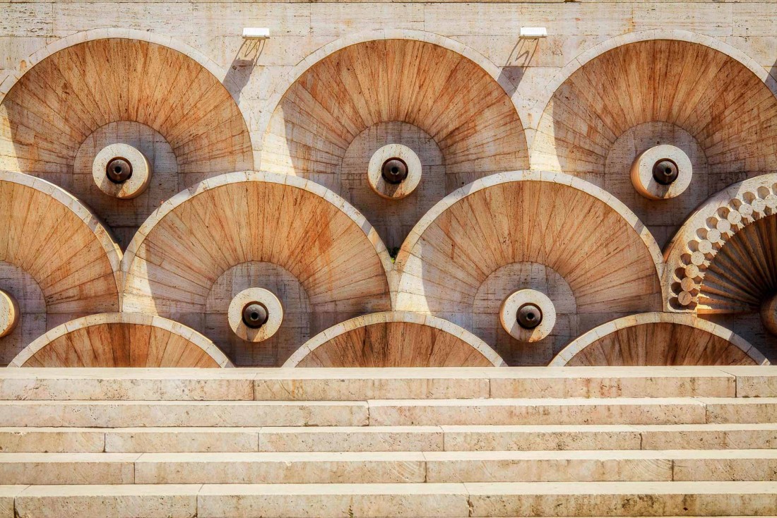 L'architecture brutaliste et ses motifs sur le monument Cascade, emblème de Erevan. © Hotel Alexander DR