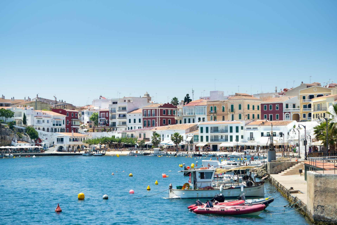 Que faire à Minorque ? Une promenade dans le port d'Es Castell © AdobeStock Rulan