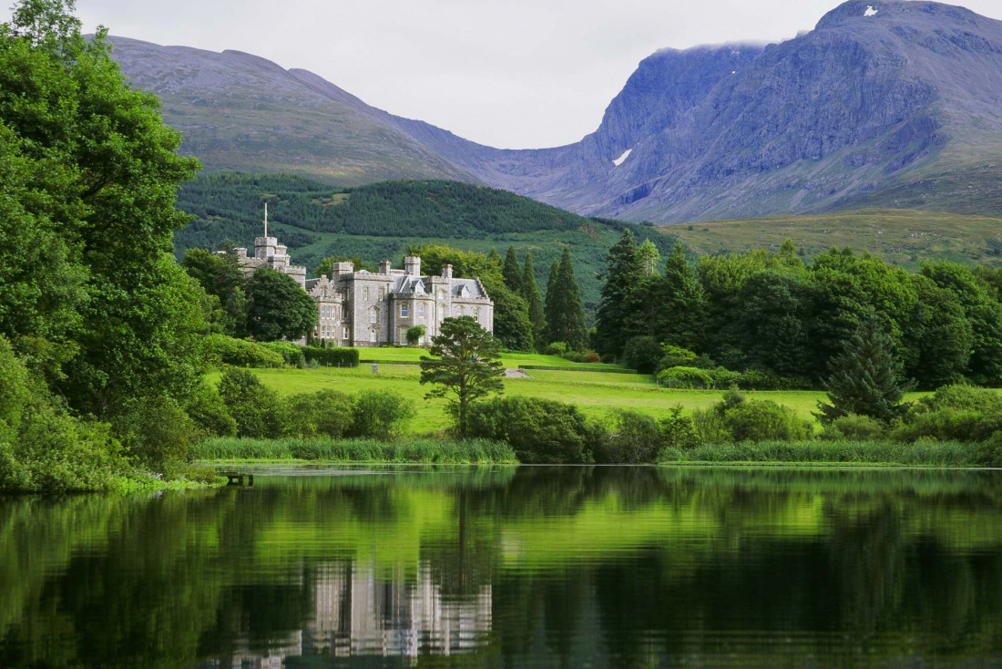 L'hôtel en Ecosse Inverlochy Castle au bord de son lac tranquille © Inverlochy Castle Hotel